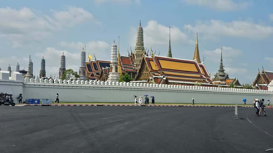 Bangkok: Grand Palace, Wat Pho & Long Tail Boat Tour - What Elena’s guiding style adds