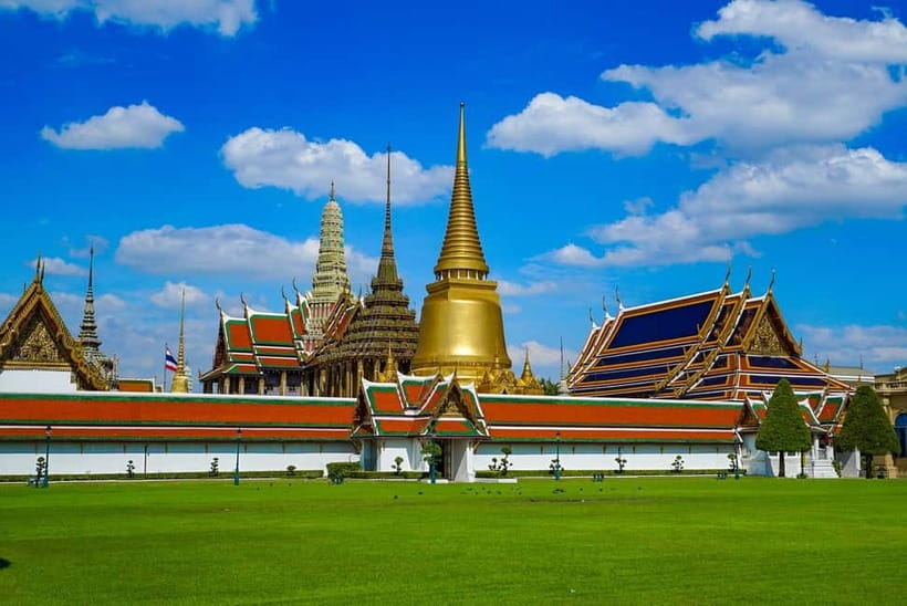 Bangkok: Grand Palace, Wat Pho, Wat Arun Sacred & Local Tour - Wat Phra Kaew and the Grand Palace: the biggest visual hit