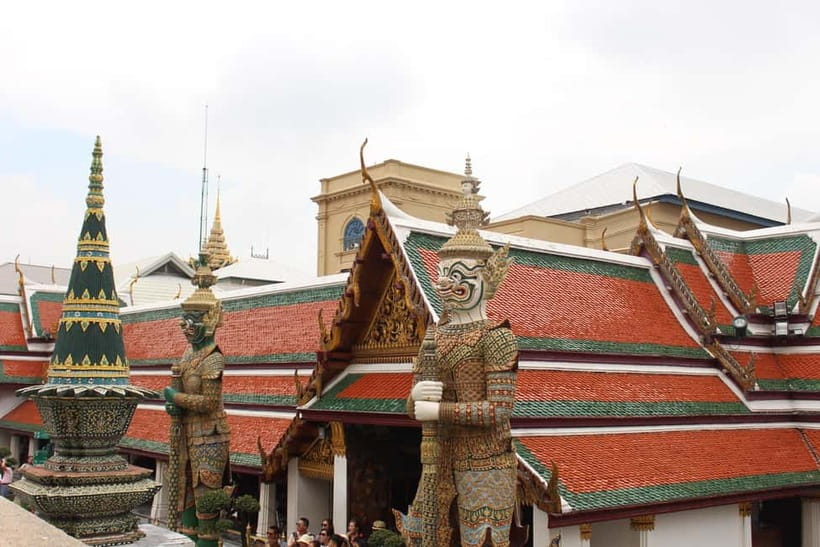 Bangkok: Grand Palace, Wat Pho, Wat Arun Sacred & Local Tour - The tuk tuk link to Wat Pho