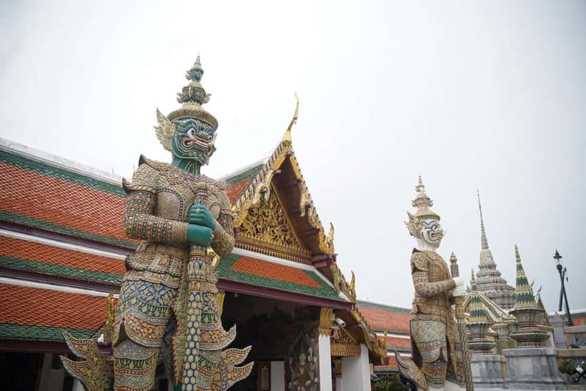 Bangkok: Grand Palace, Wat Pho, Wat Arun Sacred & Local Tour - Guides, group pace, and the heat