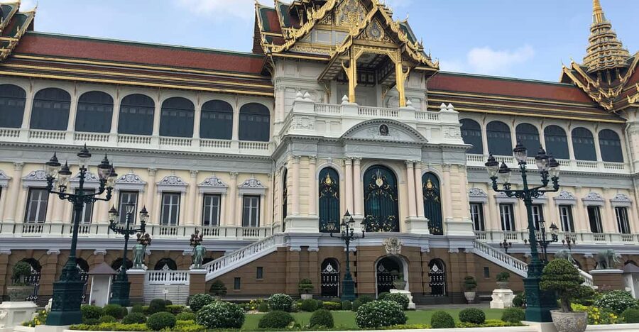 Bangkok: Grand Palace, Wat Pho & Wat Arun Tour in Italian - Starting at Sathorn Pier and crossing the river
