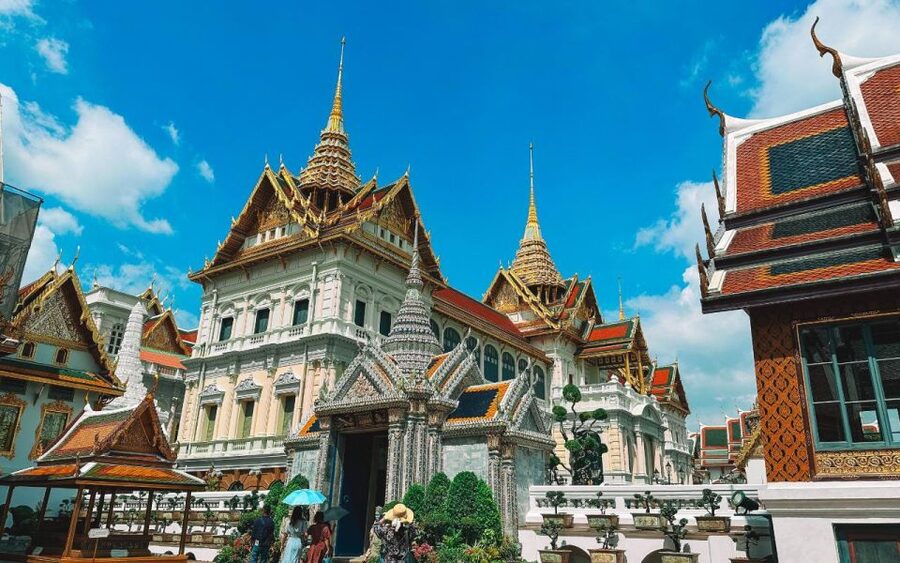 Bangkok: Grand Palace, Wat Pho, & Wat Arun Walking Tour - The guide can make or break the day