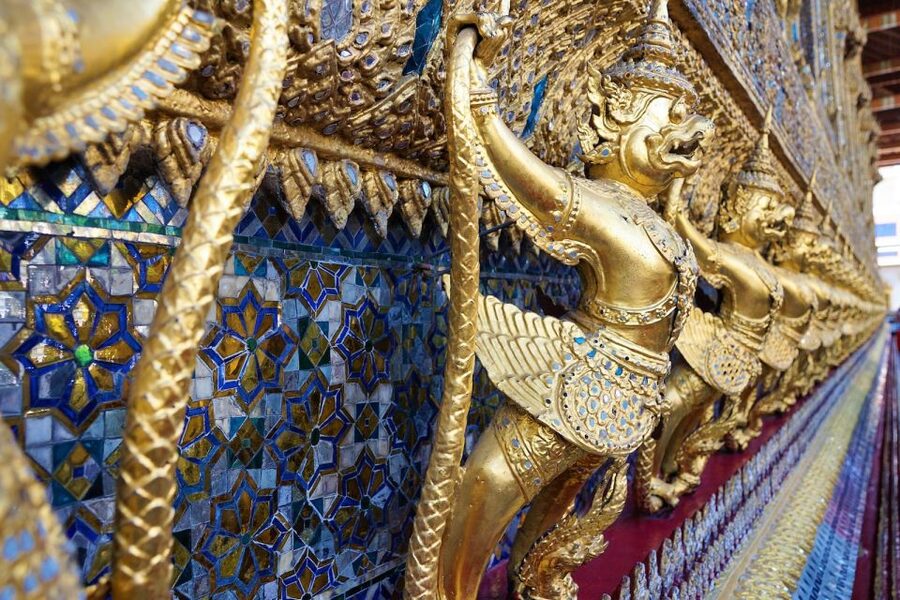 Bangkok: Half-Day Temple and Grand Palace Group Tour - Wat Pho and the reclining Buddha’s mother-of-pearl soles