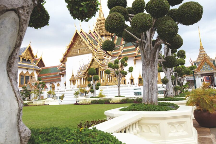 Bangkok: Half-Day Temple and Grand Palace Group Tour - How the guided format affects the day