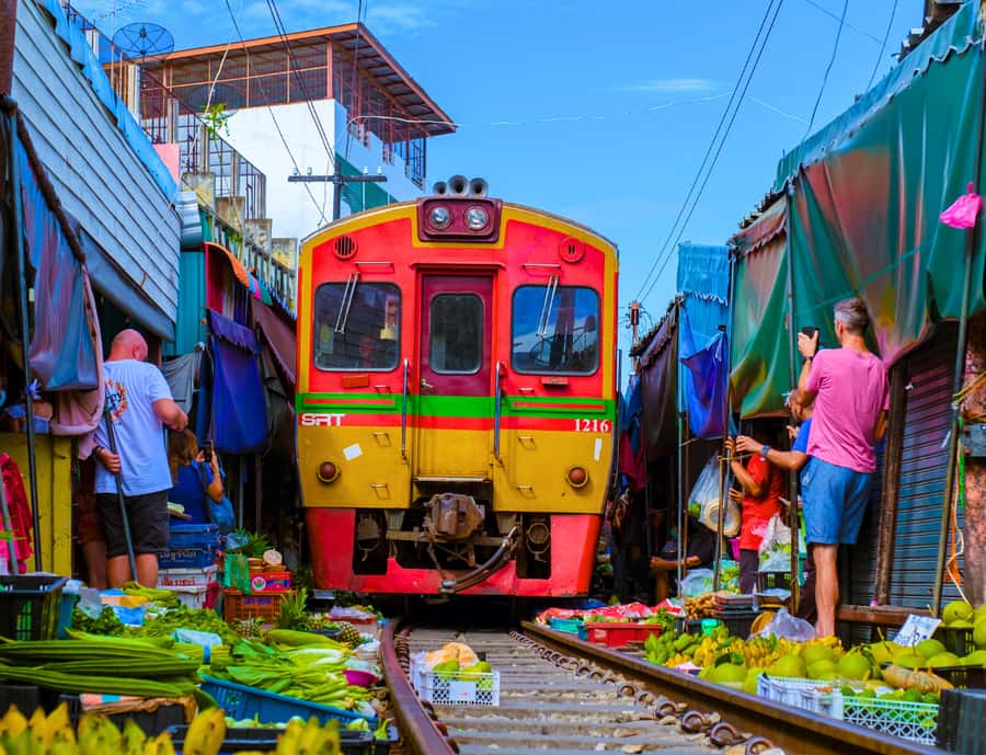 Bangkok: Highlights tour with Grand Palace & Floating Market - Crossing the river to Wat Arun