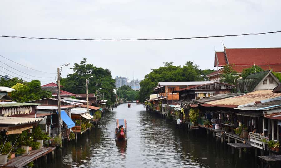 Bangkok: Highlights Tour wth Grand Palace & Must See Temples - Flowers, shrines, and a quieter Bangkok