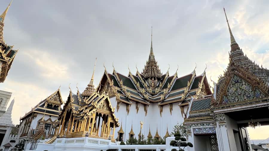 Bangkok: Kid On Tour Grand Palace and Emerald Buddha - Starting at the Grand Palace entrance