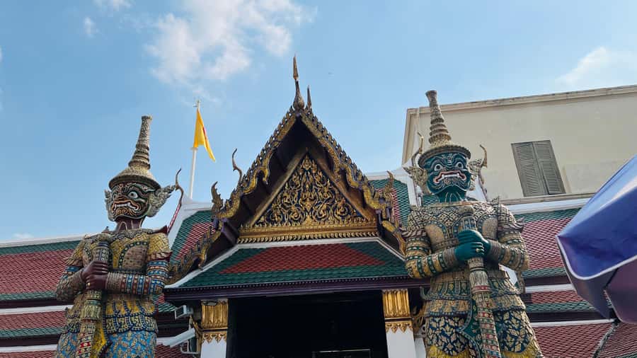 Bangkok: Kid On Tour Grand Palace and Emerald Buddha - Looking for demons, birds, and serpents