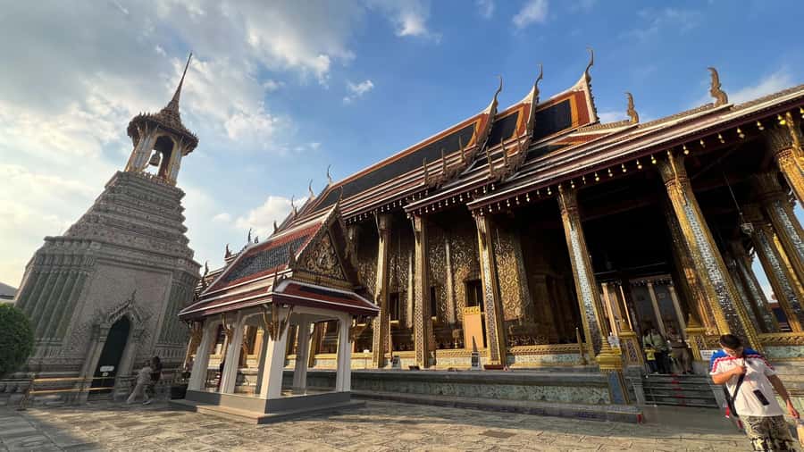 Bangkok: Kid On Tour Grand Palace and Emerald Buddha - Turning the Emerald Buddha into a story