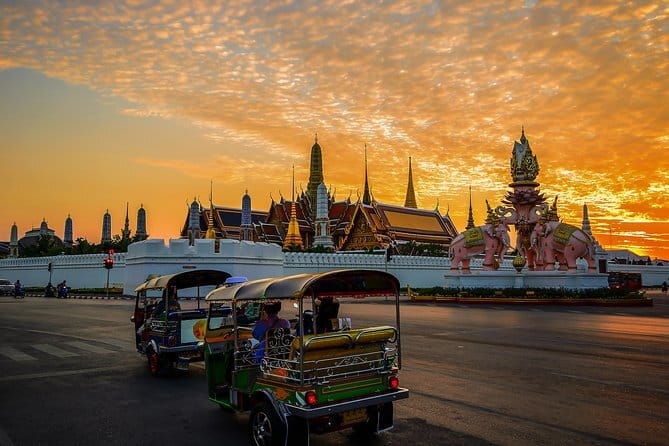 Bangkok Private Grand Palace Emerald Buddha and Reclining Buddha - How the guide changes the experience