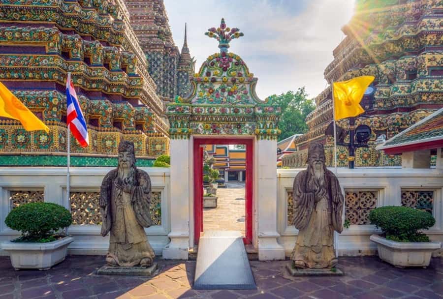 Bangkok:Private Guided Tour |Grand Palace, Wat Pho, Wat Arun - What the private guide adds to the day