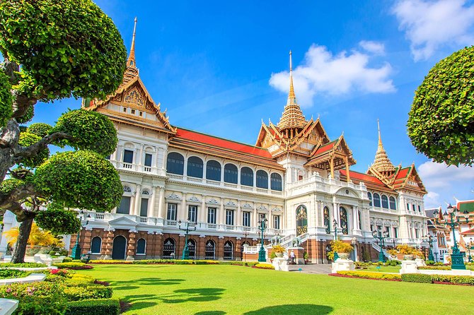 Bangkok's Grand Palace Complex and Wat Phra Kaew Tour - How much help does the guide provide?