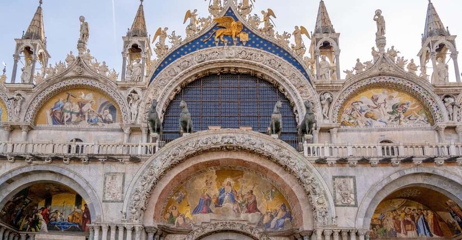 Basilica and Doge's Palace tour with Lunch & Murano - Lunch in a traditional Venetian restaurant