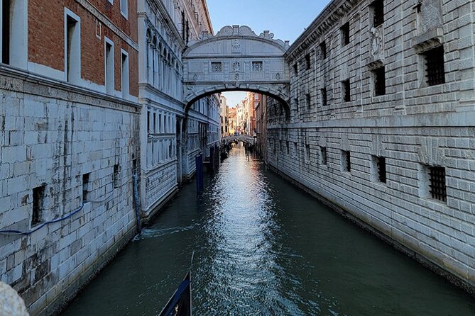 Best Of Venice: Saint Mark's Basilica, Doges Palace with Guide and Gondola Ride - Which guide style should you expect?