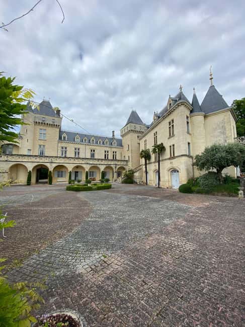Bordeaux: Saint Emilion Village with Chateaus & Wine Tasting - The guides and the small-group feel