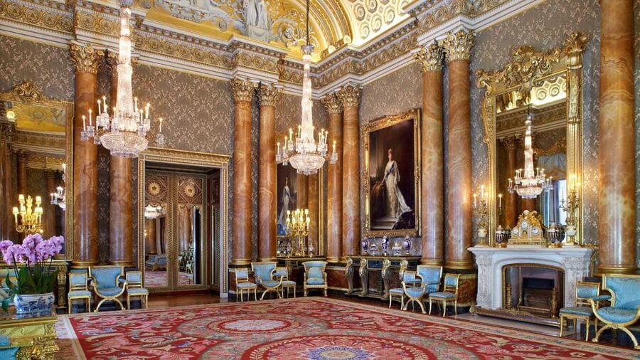 Buckingham Palace & Crown Jewels of London Tour - The walk to the afternoon departure