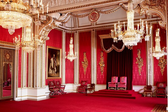 Buckingham Palace Entrance Ticket & Changing of the Guard Tour - The guides make the outdoor portion