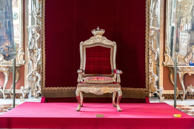 Buckingham Palace Exterior and Royal History Private Tour - The 2-hour royal walk: focused and manageable
