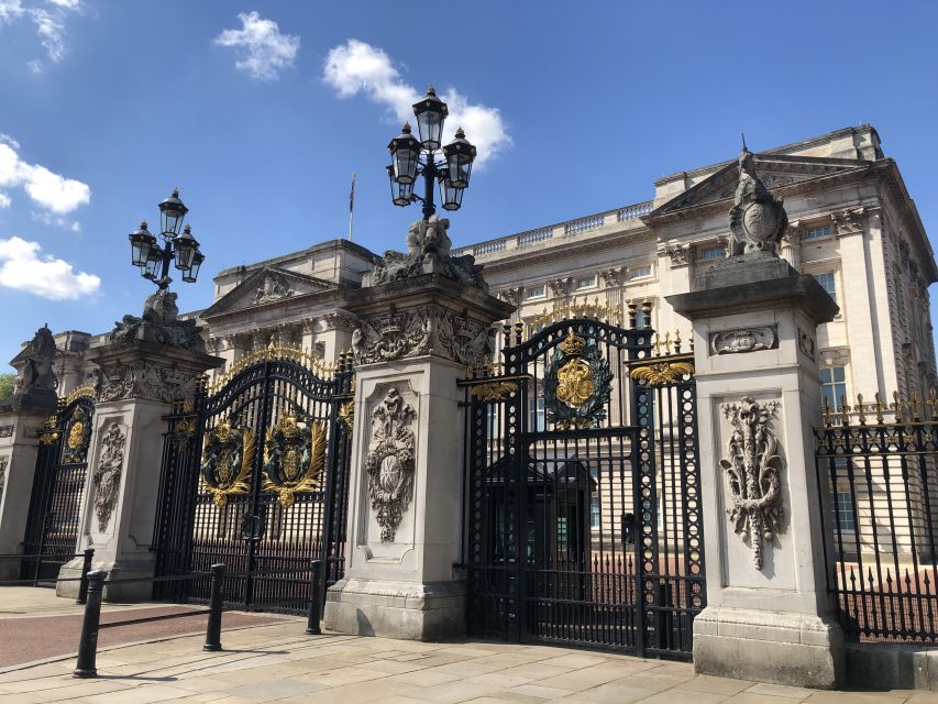 Buckingham Palace Visit and Changing of the Guard Tour - Walking Through Royal London