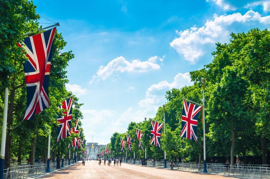 Buckingham Palace & Windsor Castle: Full-Day Tour - Coach travel to Windsor
