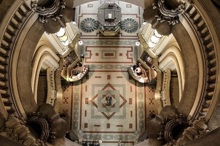 Buenos Aires: Palacio Barolo Guided Night Tour with Wine - Entering the palace and meeting your guide