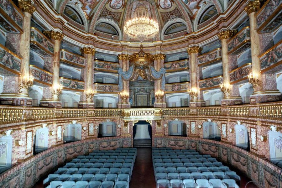 Campania: Royal Palace of Caserta Guided Private Tour - Language, group size, and the private format