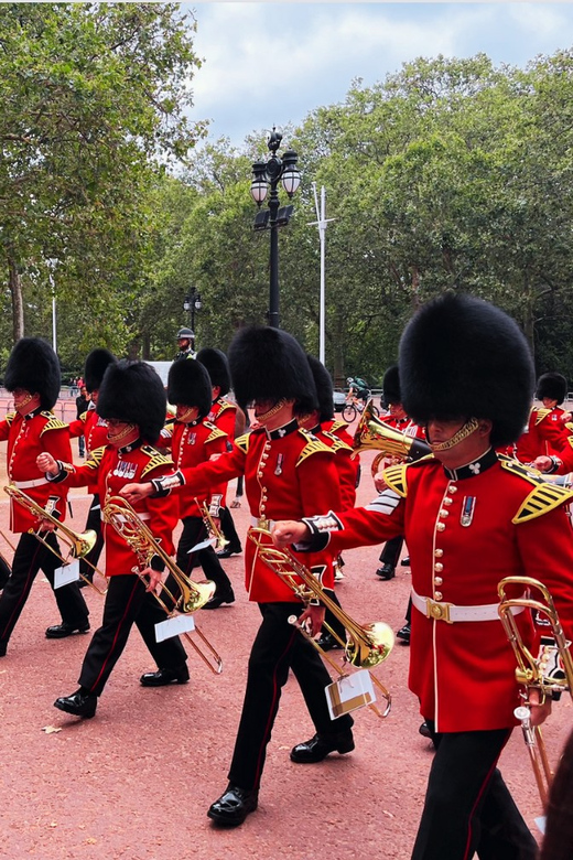 Changing of the Guard at Buckingham Palace - What the guide adds to the ceremony
