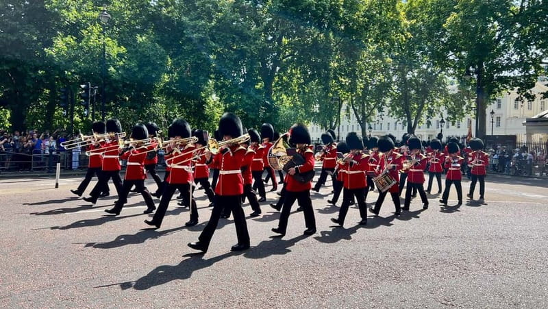 Changing of the Guard at Buckingham Palace Walking Tour - Key points at a glance