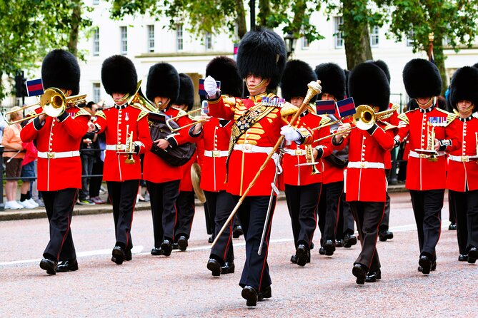 Changing of the Guard Guided Tour at Buckingham Palace - The headset makes the history easier to follow
