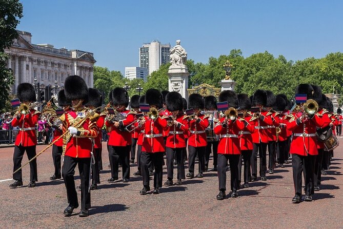 Changing of the Guard Walking Tour in London at Buckingham Palace - Watching the guards from several positions