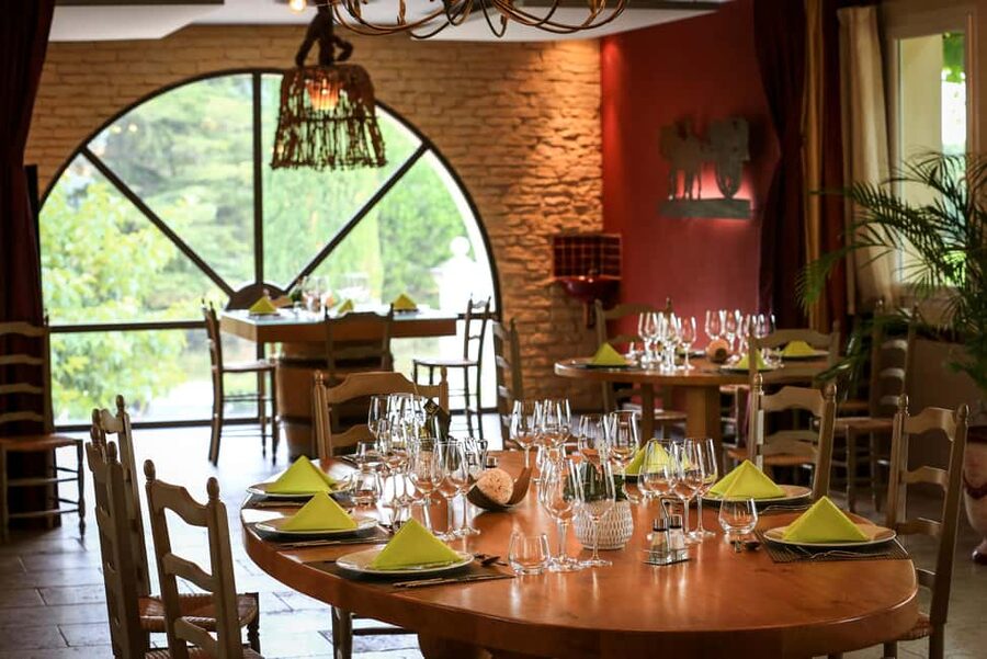 Châteauneuf du Pape: Visit the Alain Jaume vineyards and enjoy a gourmet meal - Starting at Domaine Grand Veneur