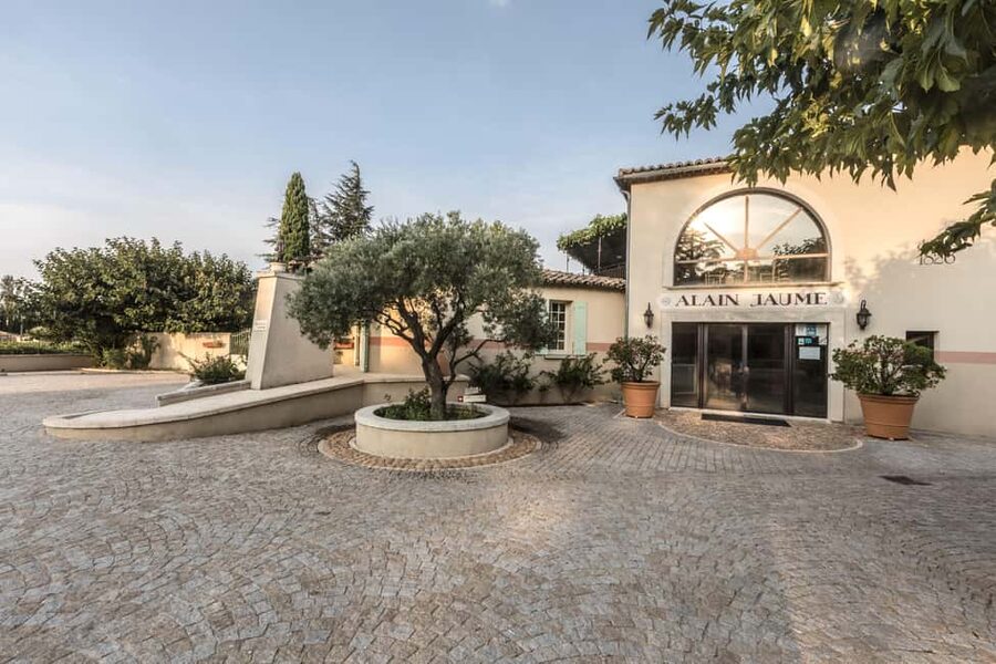 Châteauneuf du Pape: Visit the Alain Jaume vineyards and enjoy a gourmet meal - One hour among Châteauneuf-du-Pape plots