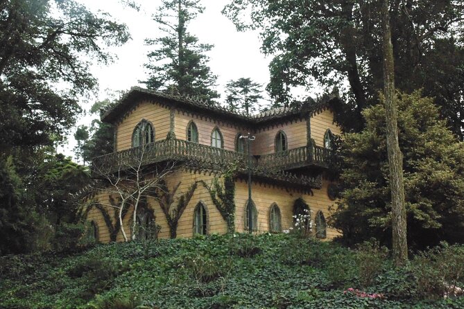 Classic Private Pena Palace and Sintra - Walking through the Park of Pena