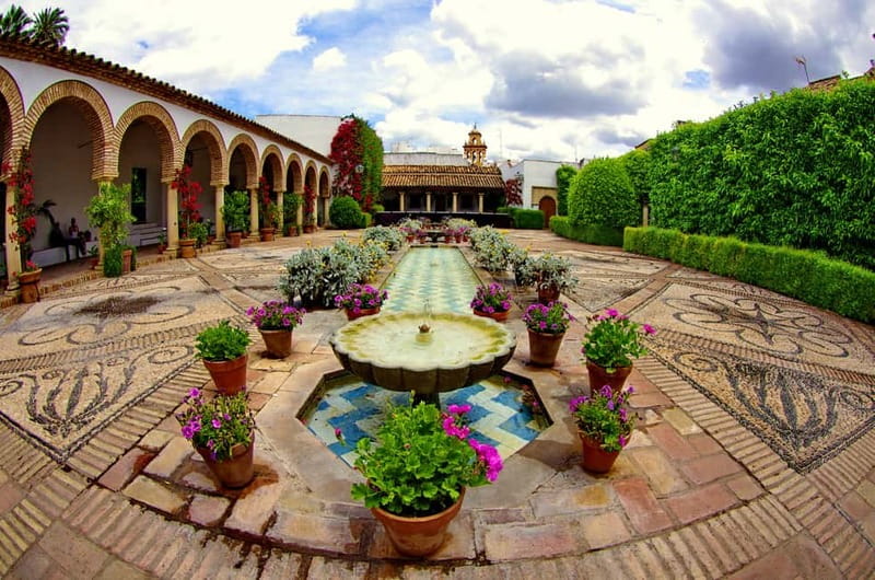 Córdoba: Viana Palace Courtyards Guided Tour - Starting at the palace entrance