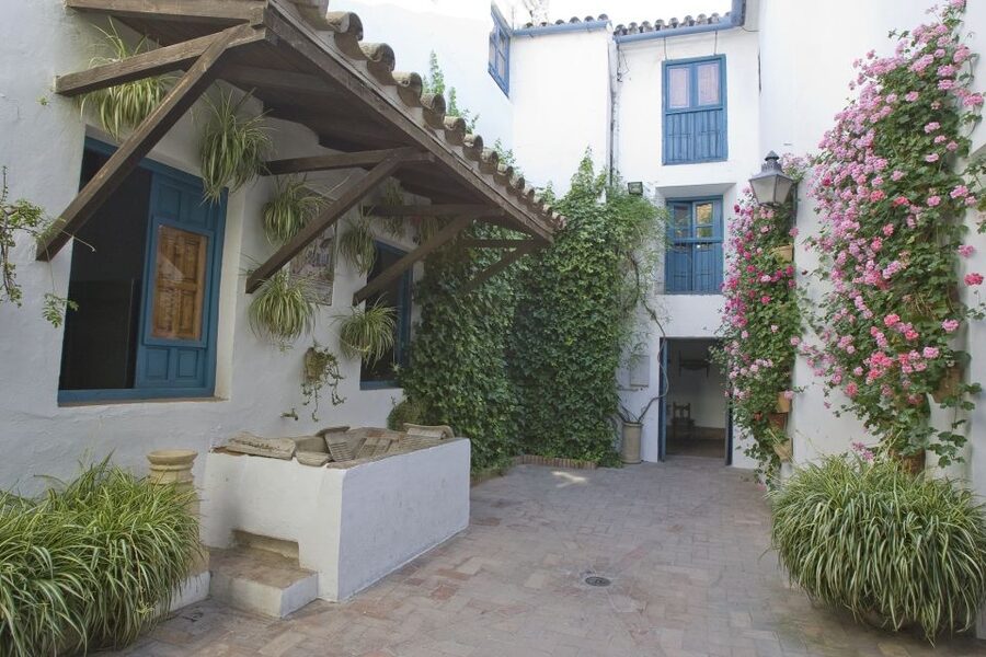 Córdoba: Viana Palace Gardens and Patios Entry Ticket - Starting at Plaza de Don Gome