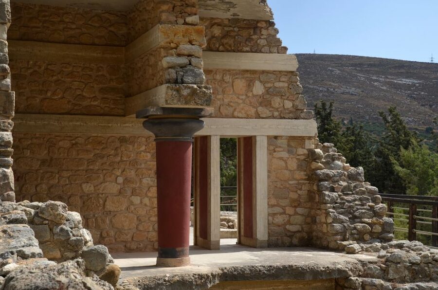 Crete: Knossos Palace & Heraklion Guided Tour - Reading the palace with a guide