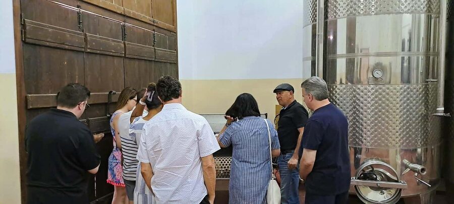 Crete: Knossos Palace, Winery & Olive Oil Tour with Lunch - Arriving at Knossos with the Minotaur in mind