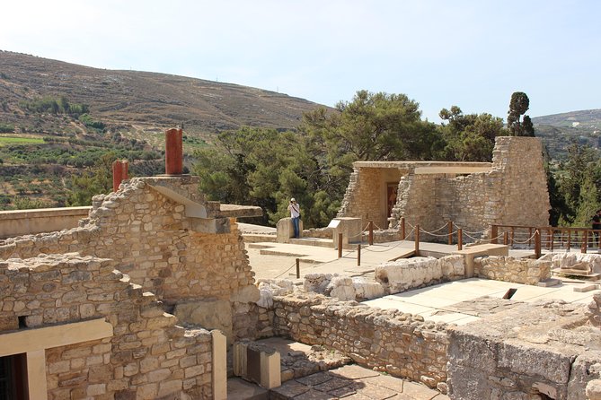 Crete Minoan Discovery Tour with Knossos Palace, Heraklion, and Live Dance Show - What the transport and group size mean