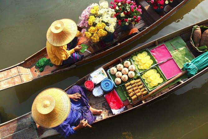 Damnern Saduak Floating Market, Grand Palace and Wat Phra Keo Tour from Bangkok - Lunch where the market is still in motion