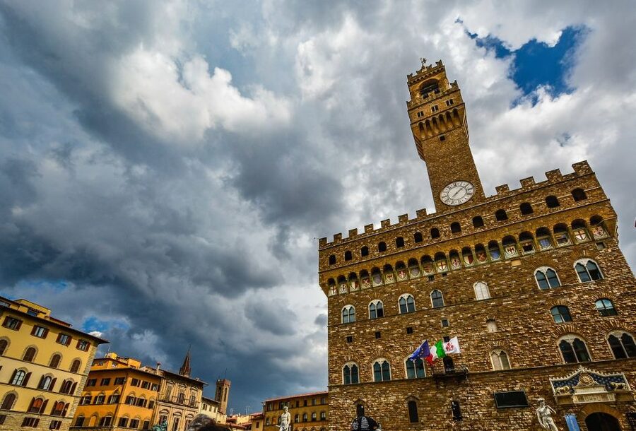 Discover Uffizi and Palazzo Vecchio: Half Day Guided Tour - The short break between museums