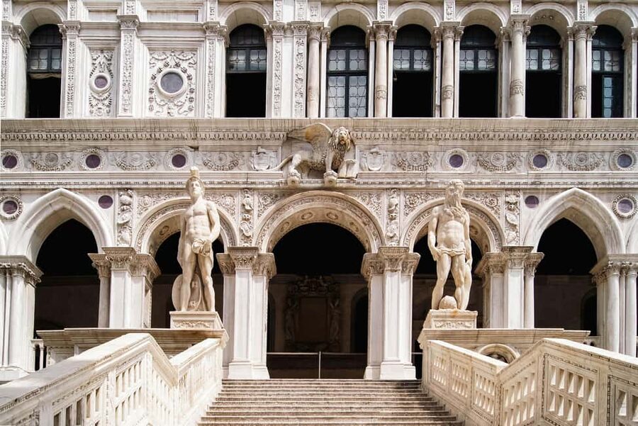 Doge's Palace, Bridge of Sighs & Prison Skip-the-Line Tour - Entering the palace without the long ticket queue