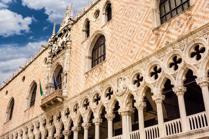 Doge's Palace small group or private tour with a local guide - Meeting between the two columns