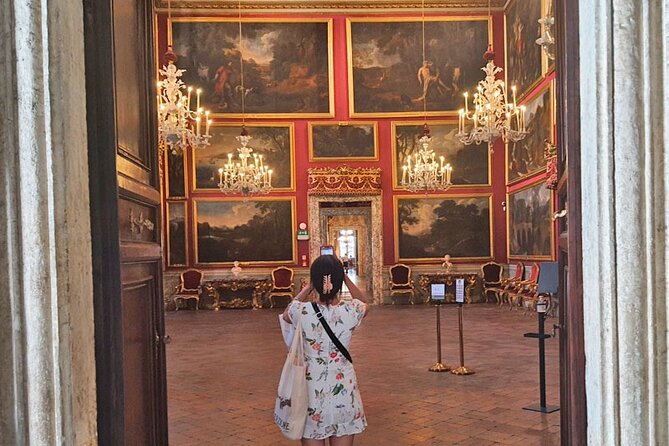Doria Pamphilj Palace Gallery and Museum Private Tour with Local Guide - Meeting your guide on Via del Corso