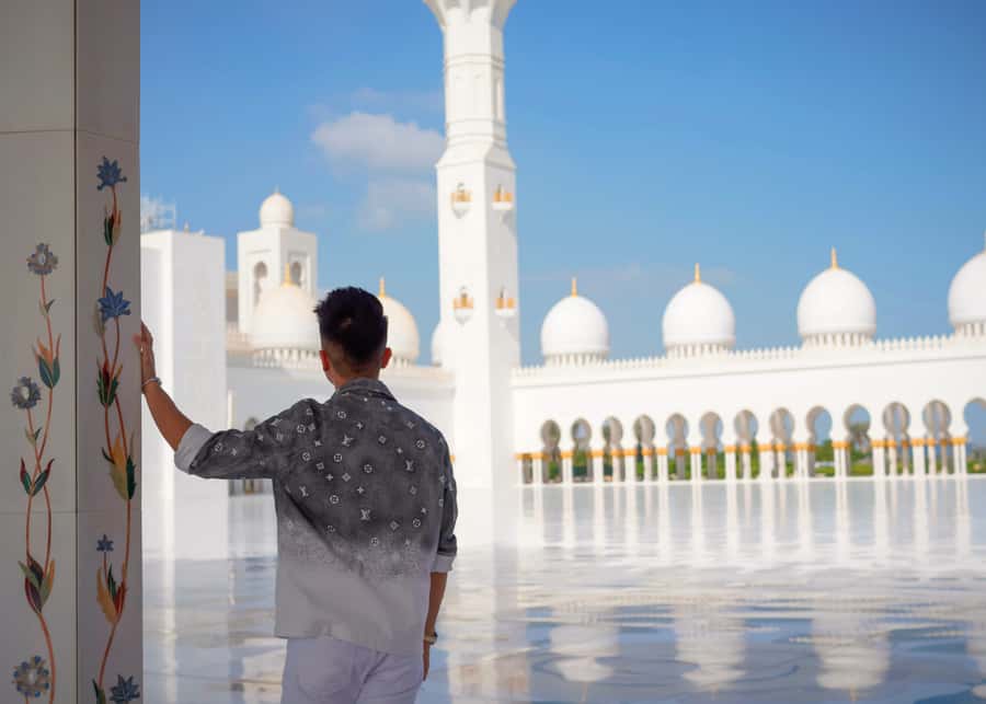 Dubai: Abu Dhabi Day-Trip Grand Mosque, Royal Palace & Lunch - Corniche and Emirates Palace from the coach