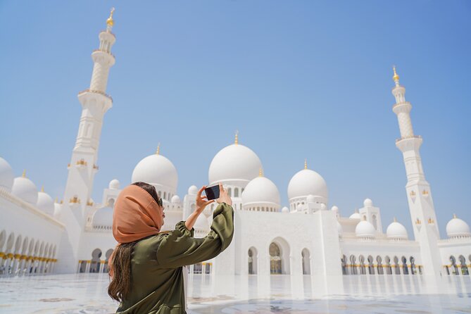 Dubai To Abu Dhabi: Grand Mosque, Royal Palace & Etihad Towers - Lunch near the mosque, with your own budget
