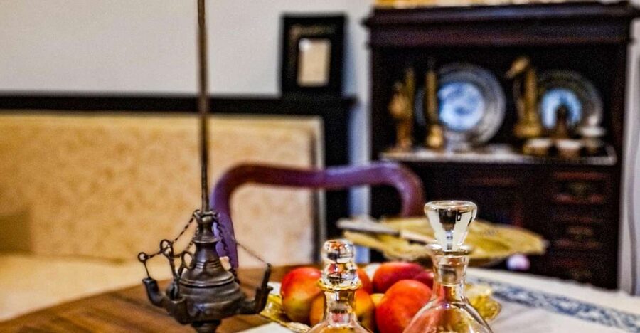 Dubrovnik History, Sweets & Liquors in a Private Palace - Entering a 16th-century palace