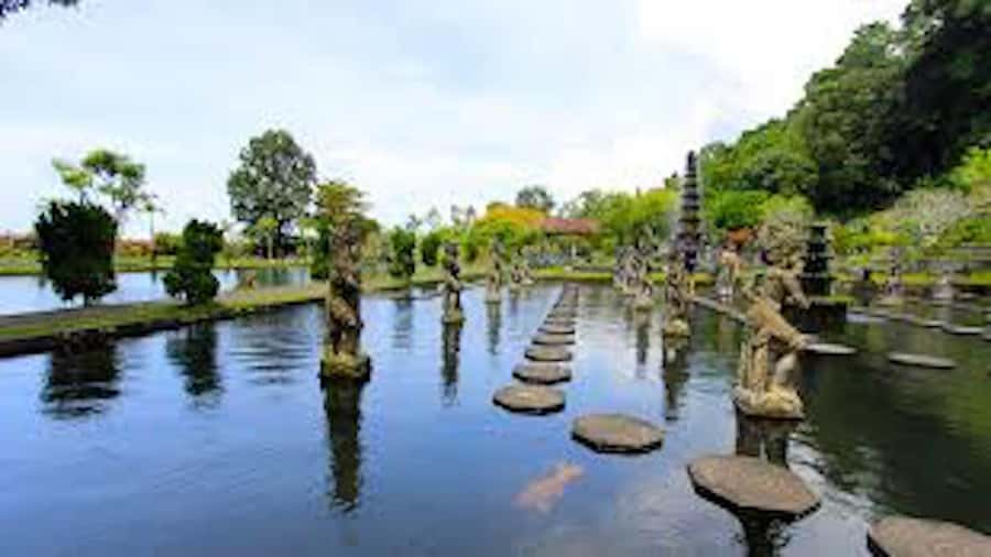East Bali: Lempuyang Gates, Tenganan, & Water Palaces Tour - Who should book this day trip