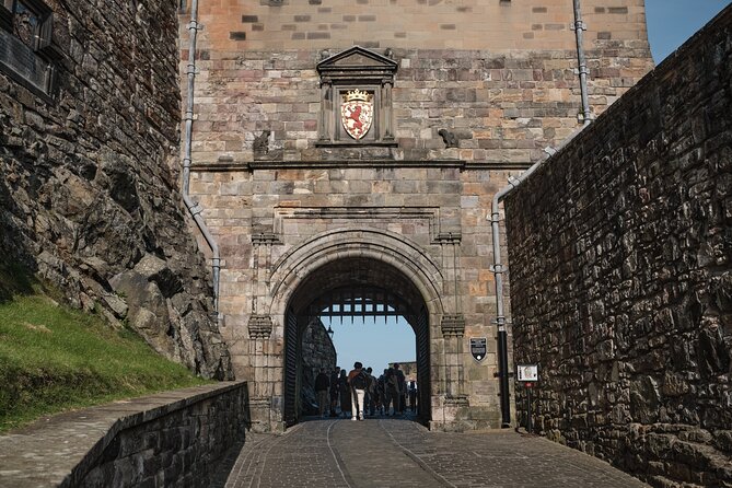 Edinburgh Castle Guided Walking Tour & Holyrood Palace Ticket - Meeting near Advocate’s Close at 10 a.m.