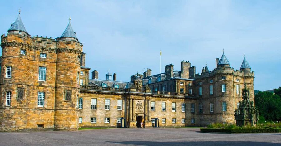 Edinburgh: Harry Potter Tour & Palace of Holyrood Entry - Starting at Tron Kirk on the Royal Mile