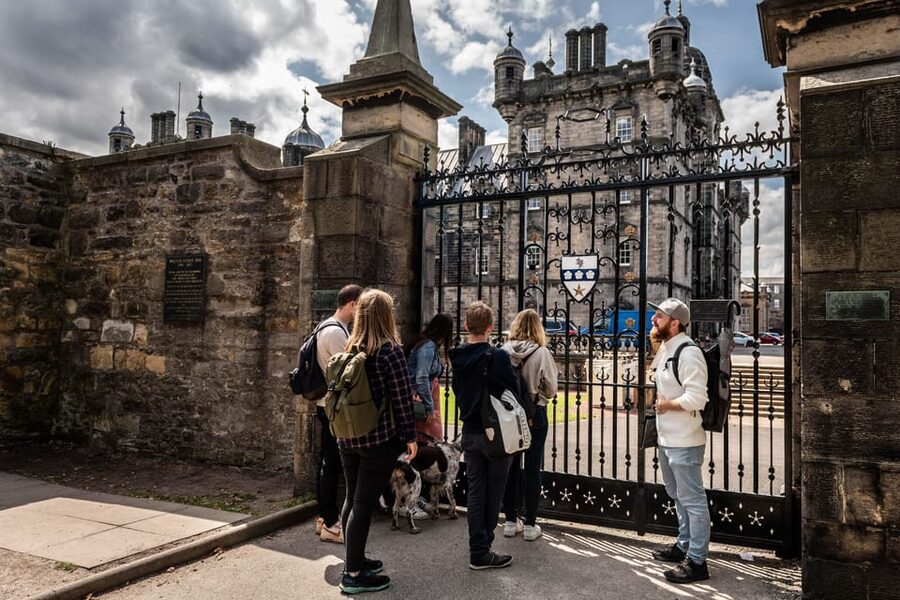Edinburgh: Harry Potter Tour & Palace of Holyrood Entry - Old Town streets and Greyfriars Kirkyard